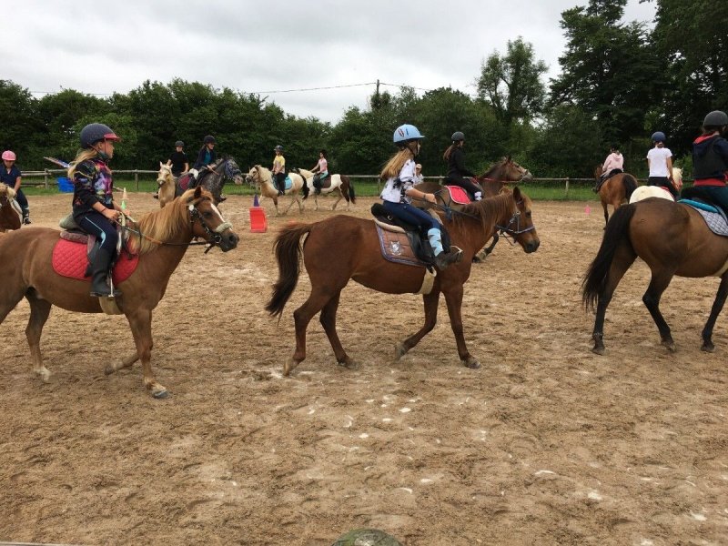 Baptême de poney en musique à la Ferme Equestre Les six Chemins