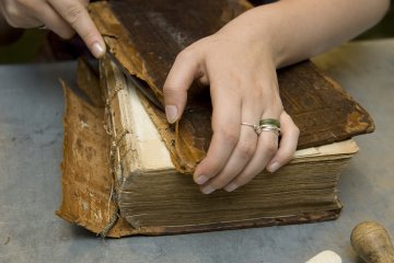 Le livre dans tous ses états: l'atelier de reliure et de restauration