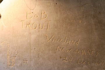 Découverte des graffitis américains dans le grenier de l'école
