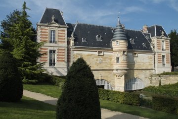 De pierre et de lumière : exposition photographique sur le Château du Marché et le réseau électrique marnais