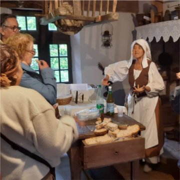 Accueil en costumes et visite d’un monument historique aménagé en musée