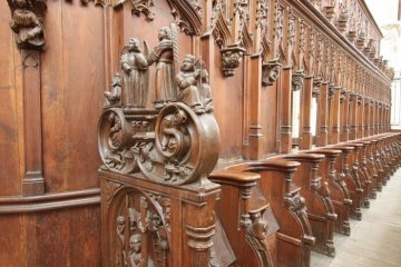 Chœur de l'abbatiale de la Trinité : permanence d'accueil et mise à disposition de documentation.