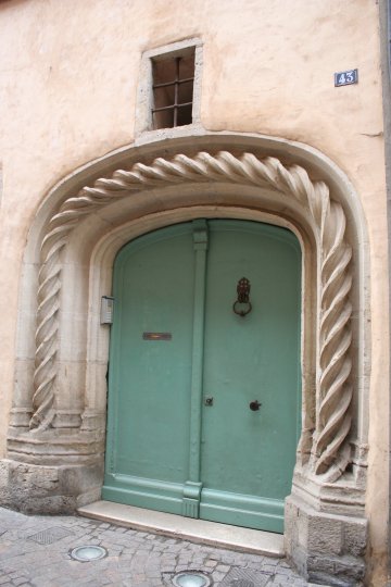 Visite libre du couloir d'entrée voûté et de la cour de l'hôtel de Bar