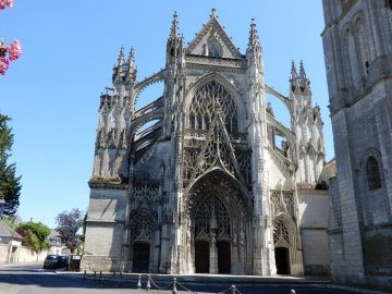 Visite de l'abbatiale de la Trinité : du roman au gothique