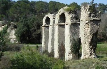 Randonnée le long de l’aqueduc romain de Traconnade à Meyrargues