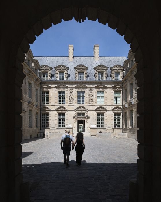 Visitez l'Hôtel de Sully