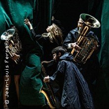Fanfare, Tout a une Fin, Sauf la Saucisse Qui En a Deux - Théâtre des Bouffes du Nord, Paris