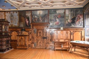 Visite guidée d’une ancienne salle de justice du XVIIᵉ siècle