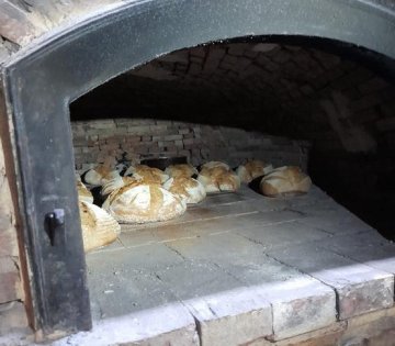 Fabrication et cuisson de pain au levain dans le four à pain