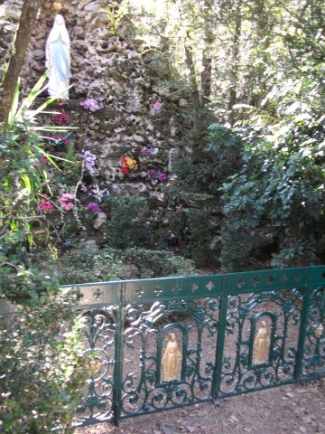 Visite commentée de l'église Saint-Hippolyte et de l'ancien cimetière avec la grotte Notre-Dame de Lourdes