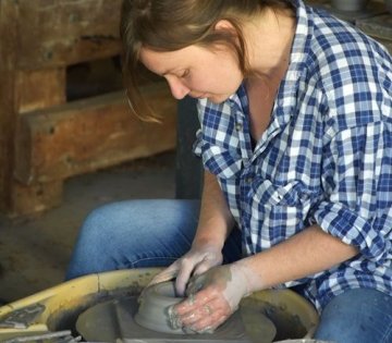 Démonstration d'artisan céramiste