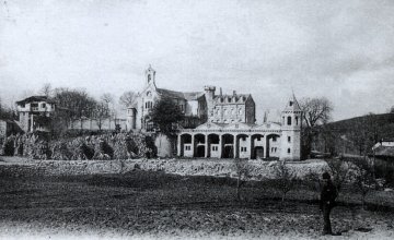 Visite du site de l'ancien monastère du Carol à Baulou