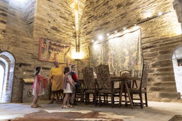 Voyage enchanté dans ce château : histoires, découvertes et déguisements au cœur du Moyen Âge