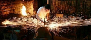 Démonstration de forgeage de lames et garnitures de fourreaux