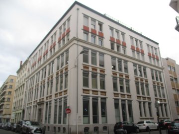 "Le sixième, vous avez dit usines ?..."
