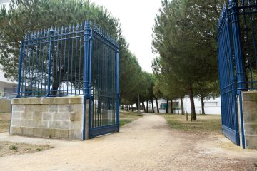 Les grilles de l’ancienne caserne de la Briandais et la porte d’immeuble Jean Royère