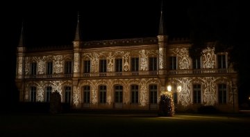 Projection d'un film historique sur la façade de ce château du XIXe siècle