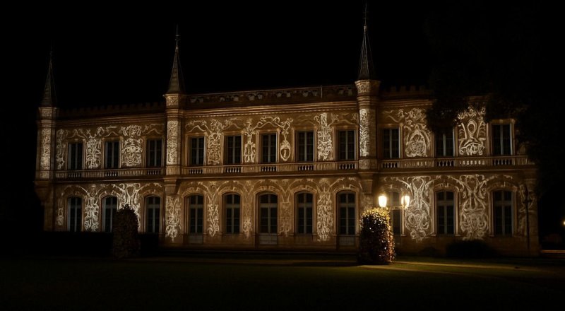 Projection d'un film historique sur la façade de ce château du XIXe siècle