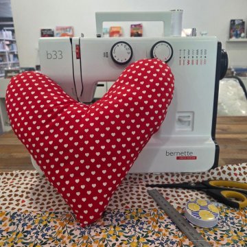 Atelier Couture - Octobre rose "fabrication de coussins coeurs"