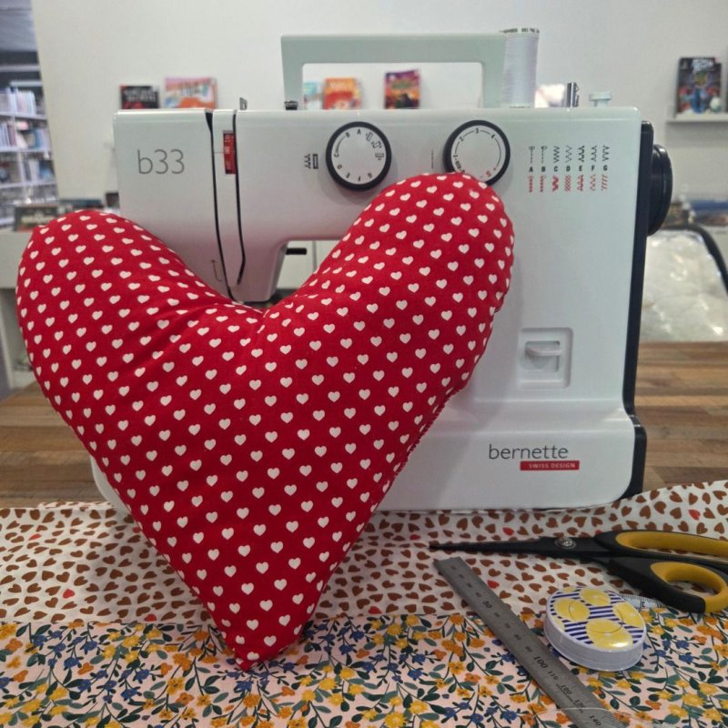 Atelier Couture - Octobre rose "fabrication de coussins coeurs"