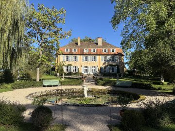 Visite guidée d’une demeure familiale érigée en 1767 et de son parc, dans le Roannais en pays de Charlieu.