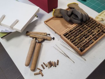 Atelier création d'un marque-page en cuir avec dorure