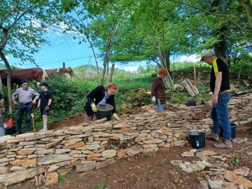 Atelier de restauration d'un mur en pierre sèche