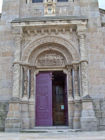 Visite de l'église et de son portail du XII siècle