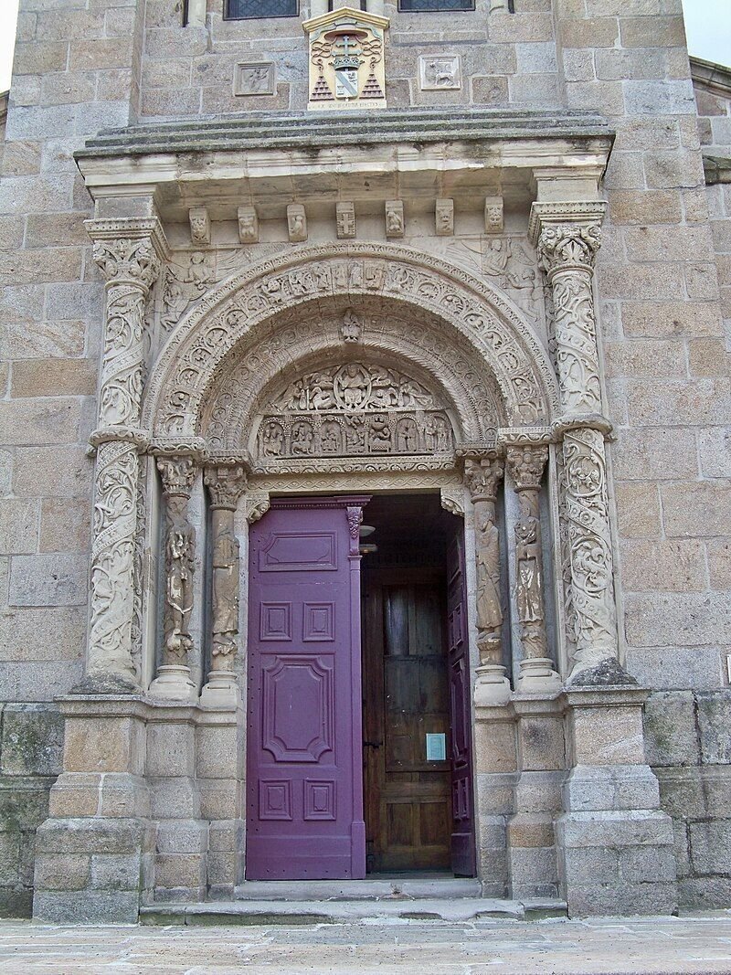 Visite de l'église et de son portail du XII siècle