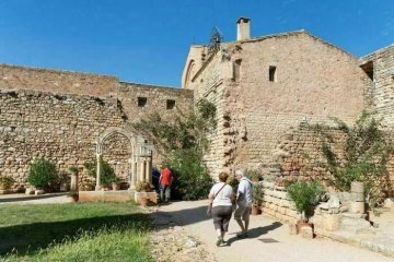 Venez découvrir la spectaculaire renaissance d'une abbaye oubliée...