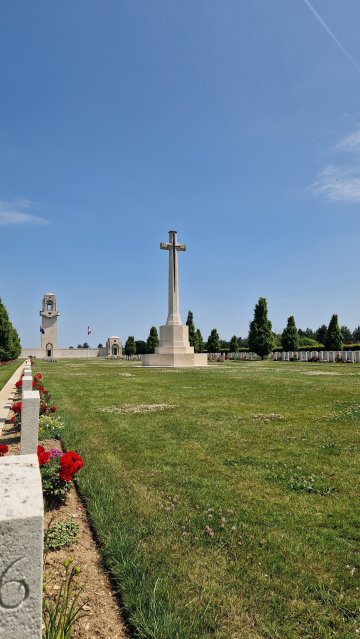 Visites guidée du cimetière militaire de Villers-Bretonneux et du Mémorial National australien.