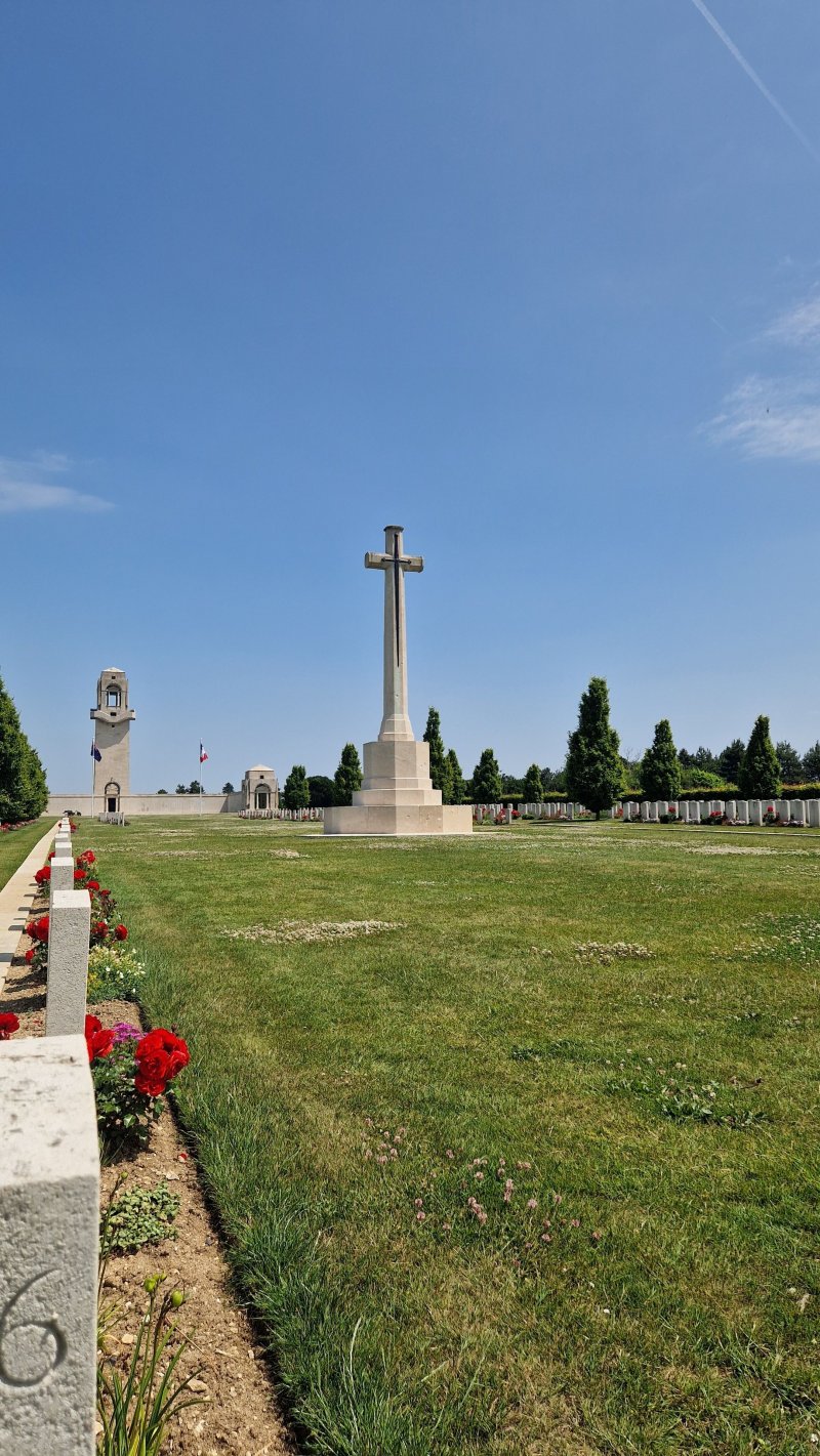 Visites guidée du cimetière militaire de Villers-Bretonneux et du Mémorial National australien.
