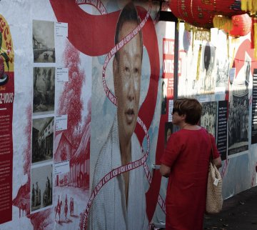 Fresque monumentale Rouge Ruelle