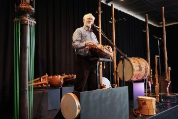 Visite d'un atelier de lutherie de vielles à roue, démonstration musicale