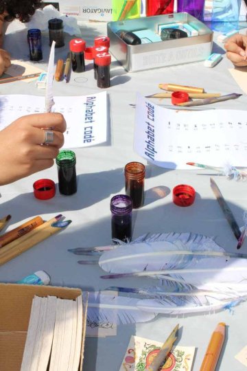 Animation « archivistes en herbe » sur le parvis des ABD