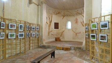 Exposition de photographies dans l'église du XIIème siècle
