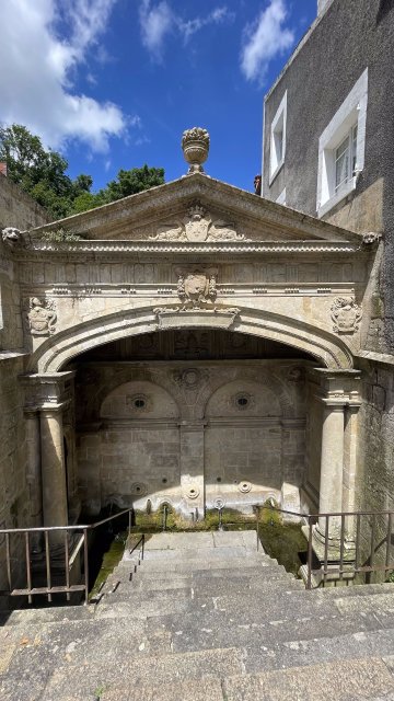 L'hôtel Gobin et la fontaine des Quatre-Tias