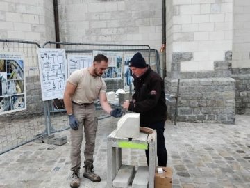 Atelier et démonstration de taille de pierre au pied du chantier de restauration des façades du Palais de Justice de Douai