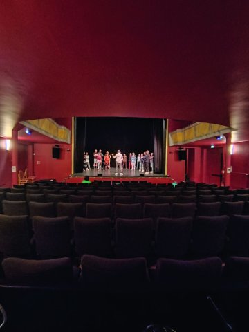 Sous les ors du théâtre municipal