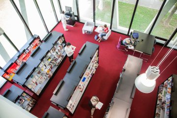 Prendre le temps de flâner dans la bibliothèque