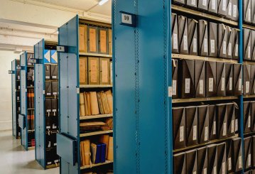 Visite des magasins d'archives municipales