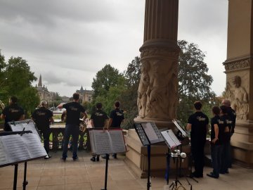 Aubade musicale place de la République : Wonder Brass sur le balcon du palais du Rhin