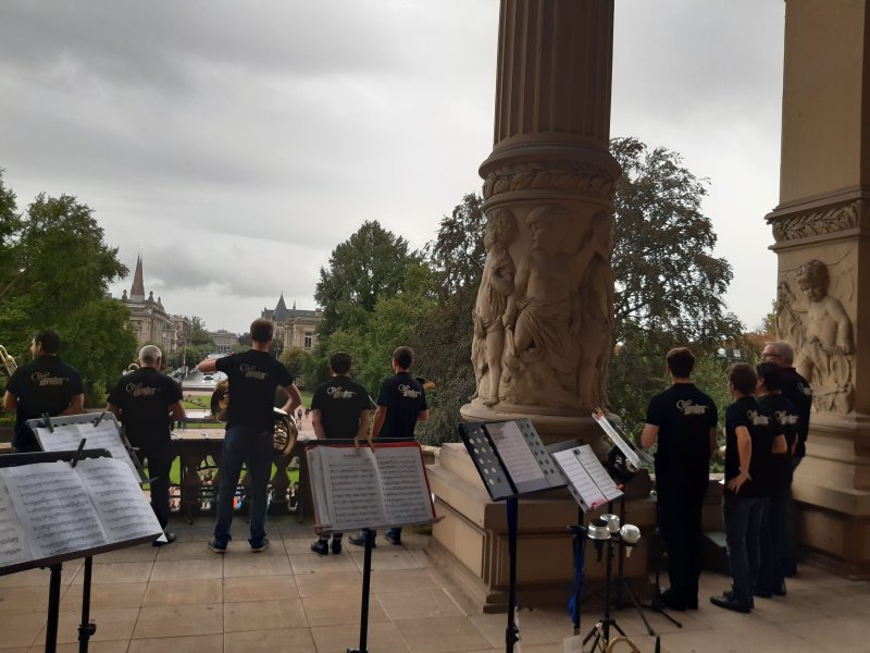 Aubade musicale place de la République : Wonder Brass sur le balcon du palais du Rhin