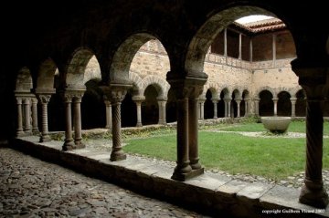 Visite de l'Abbaye de LAVAUDIEU, Cloître, Réfectoire et Jardins