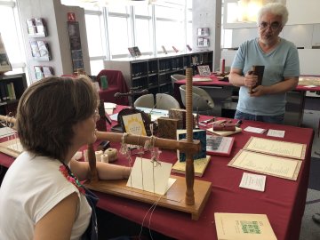 Démonstration de reliure par l'atelier "Au livre ouvert"