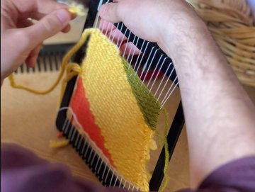 Initiation au tissage artisanal : l'harmonie du fil et du rythme