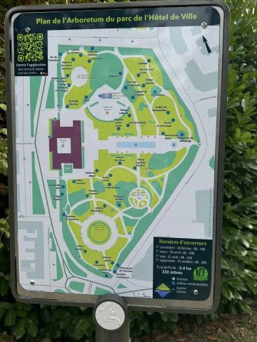 Découvrez le jardin de l'Hôtel de Ville, son arboretum avec tablette numérique