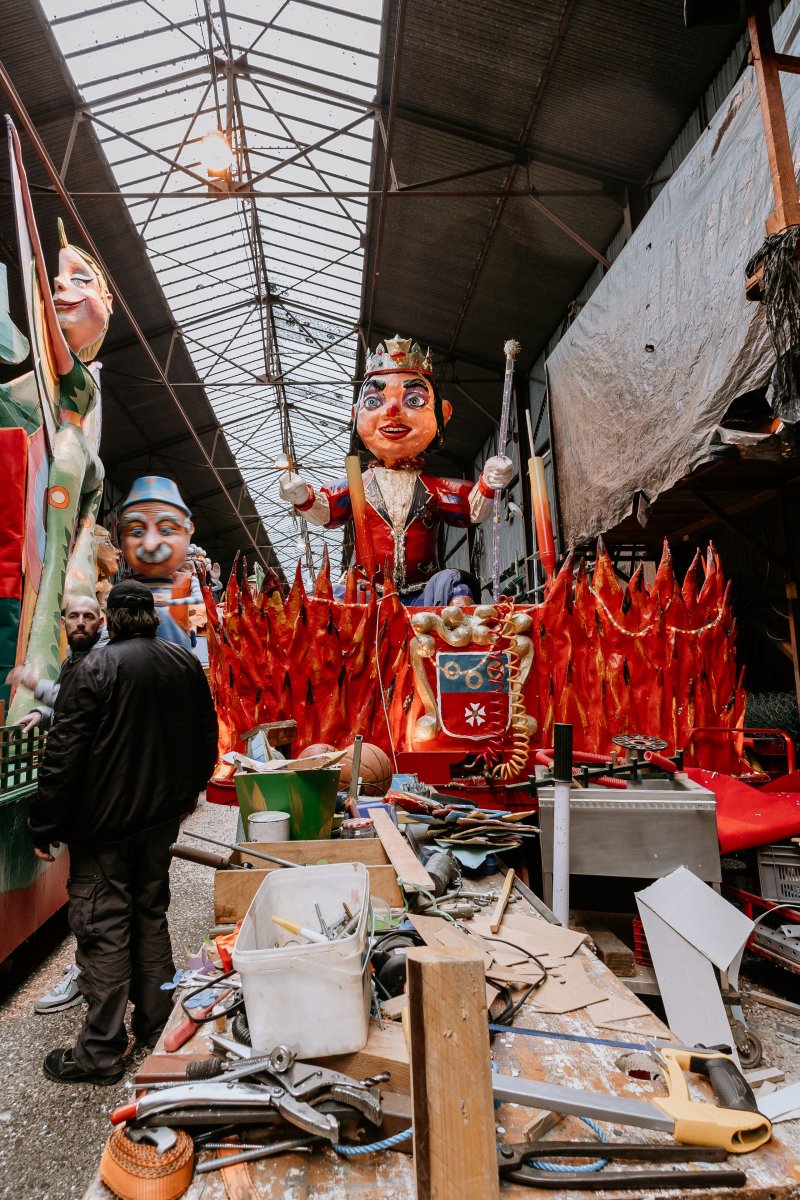 Visite commentée du hangar du Comité des fêtes de Chalon-sur Saône et découverte des chars de Carnaval