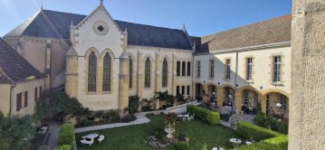 Visite du cloître de l'ancien pensionnat de Saint-Laurent-en-Brionnais