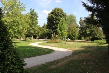 Découvrez le jardin de l'hôtel de ville et le cimetière de Clamart